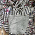 Borsa tote grigia in peluche effetto mohair con decoro a cuore e manici morbidi - Grigio chiaro