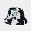 Dettaglio ravvicinato del cappello a secchiello peluche maculato con toppa Sea Breeze - Stampa Mucca Bianca e Nera