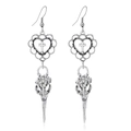 Vue macro de boucles d'oreilles gothiques argentées avec cœur, croix et crâne d'oiseau - Crâne d'Oiseau Croix de Coeur