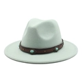 Détail d'un chapeau fedora en laine vert menthe avec ceinture en cuir et clous turquoise - Vert menthe