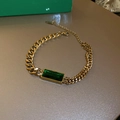 Vergoldetes Gliederketten-Armband mit einem rechteckigen smaragdgrünen Edelstein - Titanstahl-Textur Rechteckiges Smaragd-Edelstein-Panzerkettenarmband