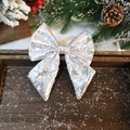 Fiocco di paillettes argento su vassoio in legno con pigne per decorazioni natalizie - Taglia 4 (22*30cm) / Argento