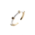 Détail d'une bague dorée réglable avec émail blanc et trois zircons étincelants - Ouvert Réglable / Blanc