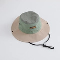 Détail d'un chapeau de soleil bicolore avec écusson Better Self et cordon coupe-vent réglable - Kaki & Beige