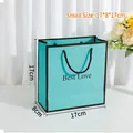 Kleine Geschenktüte in Tiffany-Blau mit Best Love Text und schwarzen Henkeln - Klein / Hellblau