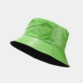 Detalle de sombrero de pescador en piel sintética verde brillante con ala cosida - M (56-58cm) / Verde