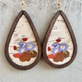 Tränentropfen Holzohrringe mit Birkenrindenstruktur und lila roten Blumenmustern - Birke Floral