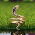 Detalle del anillo de serpiente dorada con circonitas azules y escamas grabadas - US 7 / Dorado