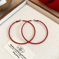 Detailansicht der roten quadratischen Emaille-Ohrringe in einer hölzernen Geschenkbox - Silbernadel - Rot (6cm) / 6cm