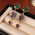 Vista macro di orecchini vintage con gemme di vetro ovali verdi e viola in oro - Silver Earring Post - Viola / Viola