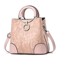 Elegante borsa a secchiello rosa con rilievo floreale, manico in metallo e tracolla - Rosa