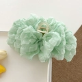 Elegante groene haarclip van mesh met grote gelaagde strik en parelaccenten - Kantbel / 13cm / Groen