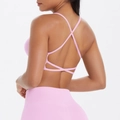 Détail d'un soutien-gorge de sport rose avec bretelles croisées et design yoga - S / Hauts / Rose Sakura