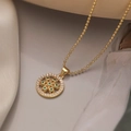 Dettaglio del ciondolo albero della vita con zirconi verdi su una collana a catena dorata - Floreale Cavo Gemma Verde (24128)