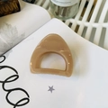 Detalle de una pinza para el cabello minimalista beige sobre un libro decorativo - Mediano (aprox. 6cm) / Rosa Nude Profundo