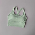 Détail du soutien-gorge de sport vert menthe avec bretelles croisées et ourlet large - S / Vert menthe