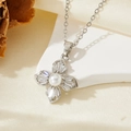 Gros plan du pendentif fleur avec zircons blancs et perle sur une chaîne argent - Collier Pétale Perle Argenté T018