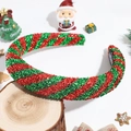 Dettaglio del cerchietto con paillettes rosse e verdi su supporto di legno - Stile Semplice / Rosso e Verde