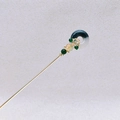 Eleganter goldener Haarstab mit dunkelgrünen und weißen Jade-Imitaten im Retro-Stil - Dunkelgrüner Friedensverschluss
