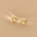 Boucles d'oreilles fleurs dorées avec pétales en opale blanche sur soie beige douce - 49# Tige d'oreille en argent-Or-Blanc-Plaqué or véritable