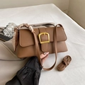 Sac bandoulière en cuir litchi marron avec poignée en foulard et boucle dorée - Marron