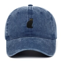 Detailansicht einer blau gewaschenen Baumwoll-Basecap mit schwarzer Katzenstickerei - Marineblau