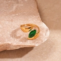 Detail van verstelbare gouden ring met marquise-geslepen groene zirkoon op steen - Groene Marquise Edelsteen