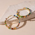 Dettaglio di perline di cristallo arcobaleno su orecchini a cerchio d'oro su pietra - Perno in Argento S925 (Oro Multicolore) / Oro Colorato