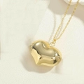 Macro-opname van gepolijste gouden 3D hartvormige hanger op een natuursteen achtergrond - Groot (2.5cm) / Goud