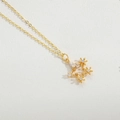 Elegante collar dorado con un colgante floral en forma de estrella y circonitas - Estrella (Dorado)