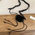 Dettaglio della tracolla a pois neri in stile vintage con nappe di perline nere - Catena da Vita 30-Nero Pois Borsello