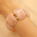 Detail von rosa Marmor Harz Armreif mit goldenen Perlen Akzenten und geometrischem Design - Breiter Elastischer Stil (KC Gold-28)