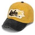 Dettaglio cappello baseball vintage in velluto con patch Athlete SINCE 98 e visiera logora - Corona in Velluto a Coste Gialla Tesa Nera