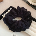 Detalle de coletero de encaje negro de doble capa con delicados bordados florales calados - Negro
