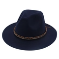 Dettaglio di fedora in feltro blu navy con fascia intrecciata e decorazioni in strass - Blu navy