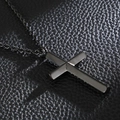 Collar de hombre con colgante de cruz de metal oscuro e incrustación de plata - Solo Colgante / Negro