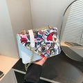 Weiße Umhängetasche mit bunten Graffiti-Prints und goldener Kette für Damen - Weiß