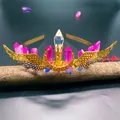 Tiara fatta a mano con ali dorate, cristalli viola e una pietra centrale trasparente - Cristallo Viola Blu + Ala Luna Dorata