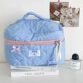 Himmelblaue gesteppte Kosmetiktasche mit rosa Schleife und Griff im koreanischen Stil - Blaue Make-up Tasche