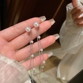 Elegantes pendientes largos de plata con borlas de perlas blancas y diseño de flecos - Cadena de Perla Larga Multicapa (E510) / Plateado