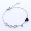 Elegante pulsera de acero inoxidable con corazones de esmalte negro y dijes calados - Color Acero