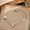 Bracciale a cuore in acciaio inossidabile argento lucido su sfondo di portagioie premium - Argento