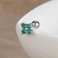 Détail de puce d'oreille trèfle à quatre feuilles avec pierres vertes et fermoir boule - Trèfle Vert