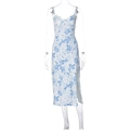 Detail van V-hals met kant en blauwe bloemenprint op witte zomerse midi-jurk - S / Blauw