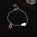 Dettaglio del bracciale a zucca in argento con pendente in giada e zirconi lucidi - Stile Zucca Cuore Argento Bianco
