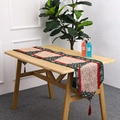 Dettaglio del runner da tavola natalizio con motivi di alberi e nappe rosse eleganti - Stile B Albero di Natale