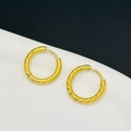 Pendientes de aro en acero de titanio dorado con grabado texturizado de diamante - Dorado