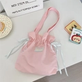 Rosa Canvas-Beutel mit Kordelzug, weißen Satinschleifen und gewebtem Logo-Etikett - Hellrosa