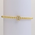 Detailansicht eines goldenen Perlenarmbands mit einem Zirkonia-besetzten Buchstaben-B-Anhänger - Buchstabe B