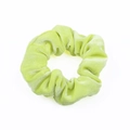 Chouchou en velours vert clair doux avec texture froissée naturelle et bande élastique - Vert clair